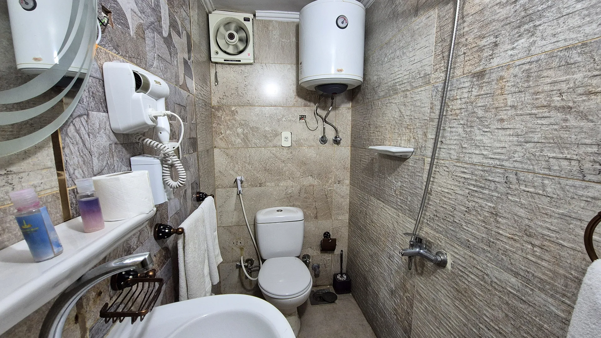 The bathroom at Tahrir View Hotel