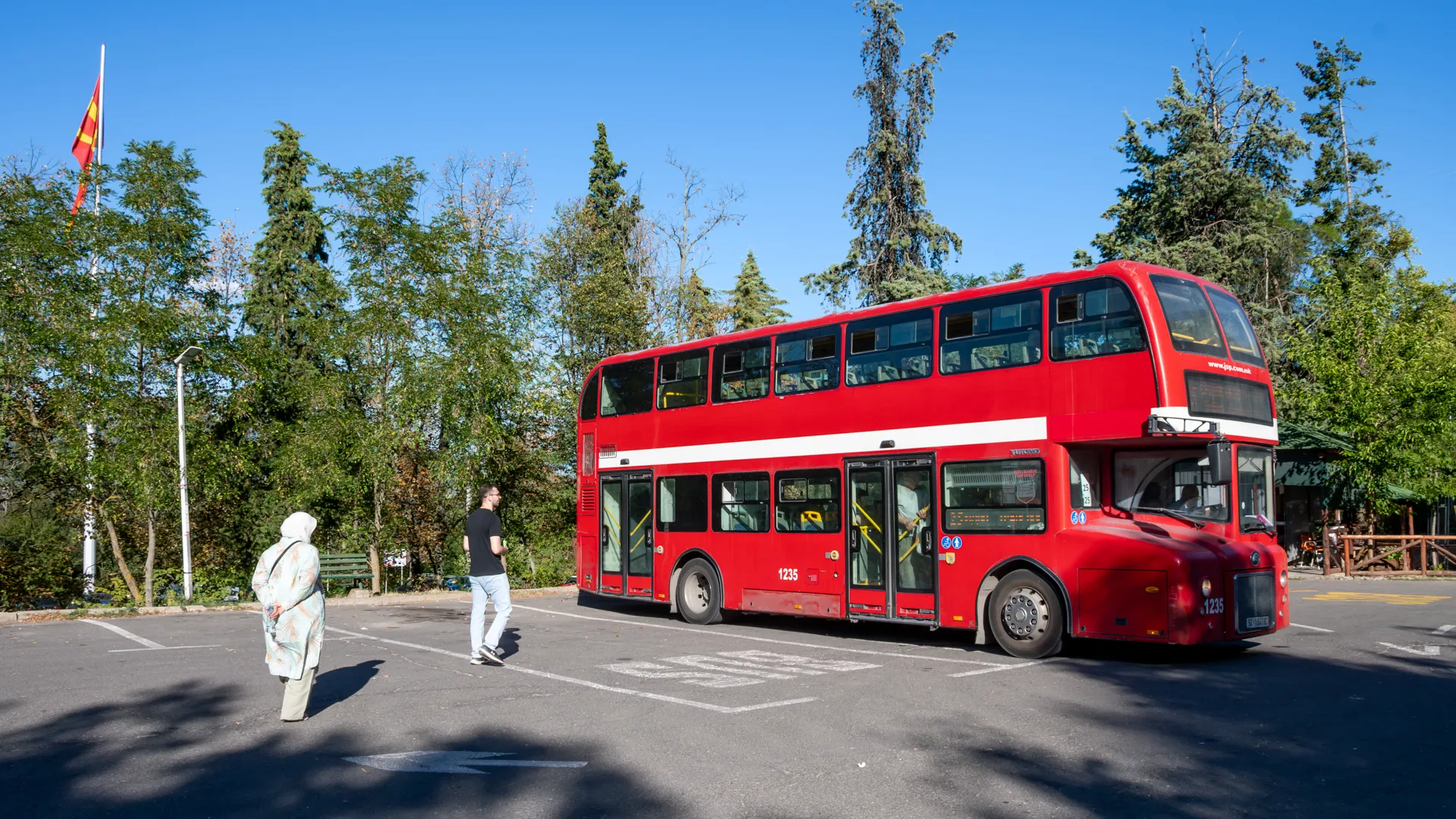 The type of buses that operates Line 25