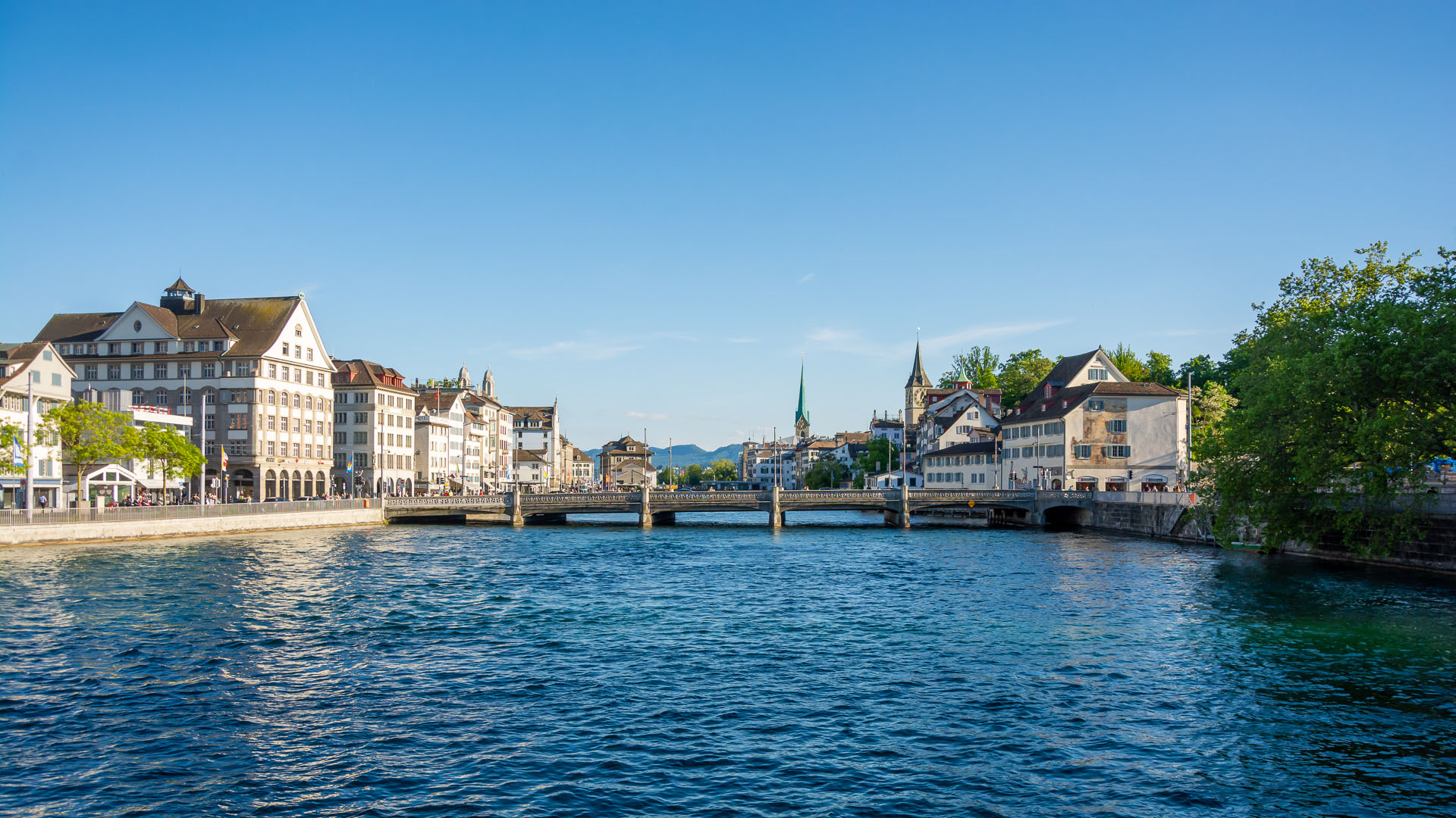 Skyline of both sides of the Limmat